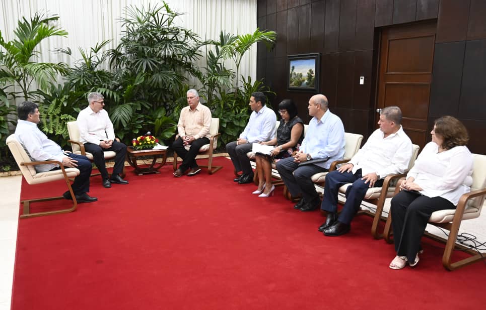En el encuentro, donde participaron <a href="/E_RdgzDavila/">Eduardo Rodríguez Dávila</a>, funcionarios de <a href="/CubaMINREX/">Cancillería de Cuba</a> y el <a href="/IACCdeCuba/">Instituto de Aeronáutica Civil de Cuba</a> , el Presidente <a href="/DiazCanelB/">Miguel Díaz-Canel Bermúdez</a> ratificó el compromiso de #Cuba con los objetivos de la organización y agradeció el apoyo de la <a href="/oaci/">OACI</a> en términos de cooperación.