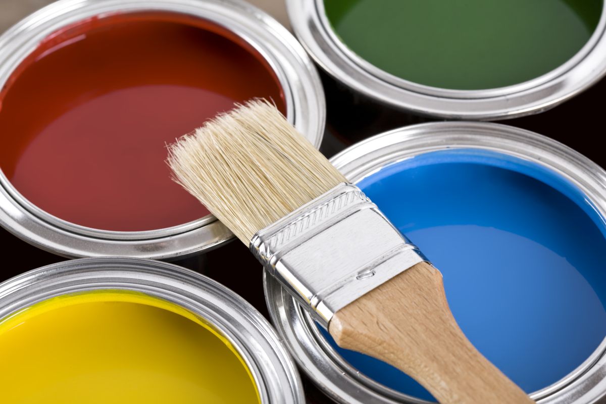 RealtorLauraP's tweet photo. Got old paint you need to get rid of? Here's how to do it right. #DIYtips #lifelessons  https://t.co/5Zb0aR8sgC https://t.co/YItWbeO3Ru
