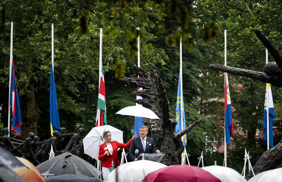 koninklijkhuis's tweet photo. King Willem-Alexander, Queen Máxima, Prime Minister Rutte and a delegation of ministers are in Oosterpark in Amsterdam for the commemoration of the history of slavery. The King will give a speech. The Royal Couple will lay the first wreath. @The_NiNsee https://t.co/D09nZcbiU7