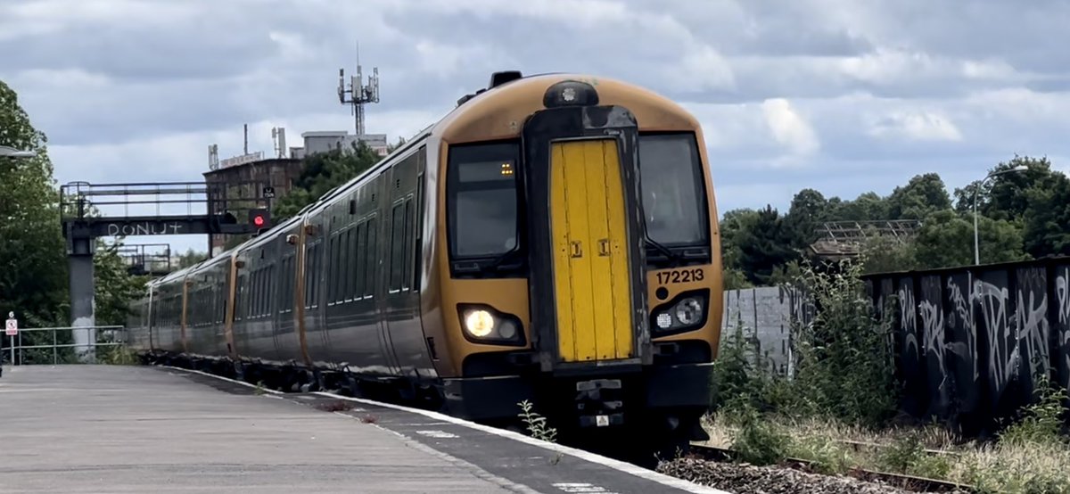 PlatformEdge1's tweet image. Bordesley ✅

Here is the one train a week formed of 172213 + 172335 to take me back to Birmingham Moor Street #Class172