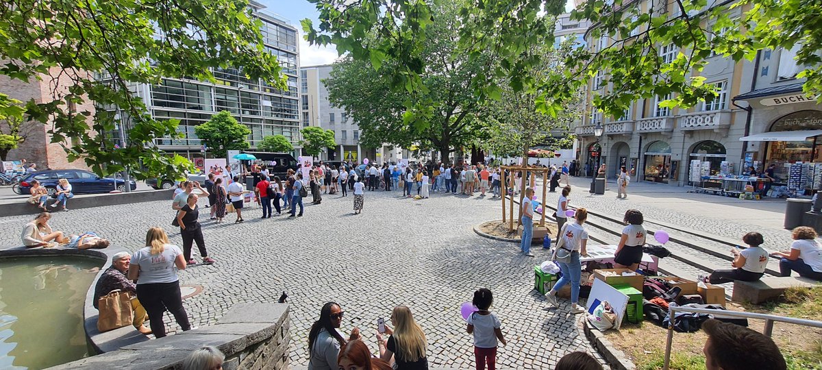 munichsoapbox's tweet photo. Join us at Rindermarkt - Munich today from 2 to 5 pm! Our amazing speakers await you all to showcase their scientific work! See you all there. 🔭⚛️🧪🔬#women #WomenInSTEM #scientist https://t.co/YOreNxcTBm