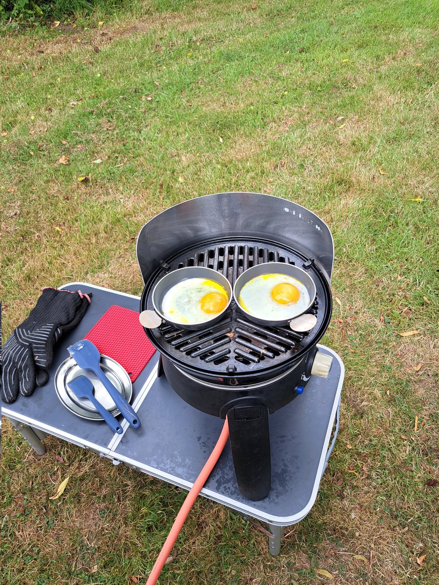 bealesteven45's tweet photo. It's #chillinandgrillin time👍away enjoying #motorhomelife #lifeontheroad @CadacUK #Safarichef2 #eggiebreakfast @jackie_beale1 @FurbabyPrince #LeotheLab #livingthedream https://t.co/EoRUnM1VdL