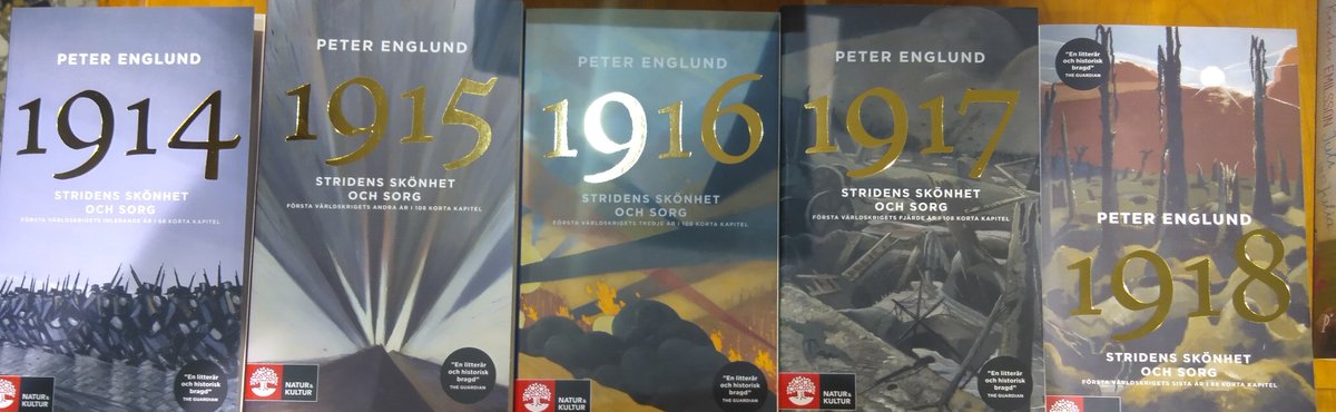 Vi är två läsande människor och sommarens stora läsupplevelse här i Stockholms underbart vackra skärgård, ägnas #PeterEnglund (f 1957), historiker och ledamot av #SvenskaAkademien , och dennes verkligt imponerande boksvit kring första världskriget! 📖 ⛵

#seglarliv #Bavarialiv