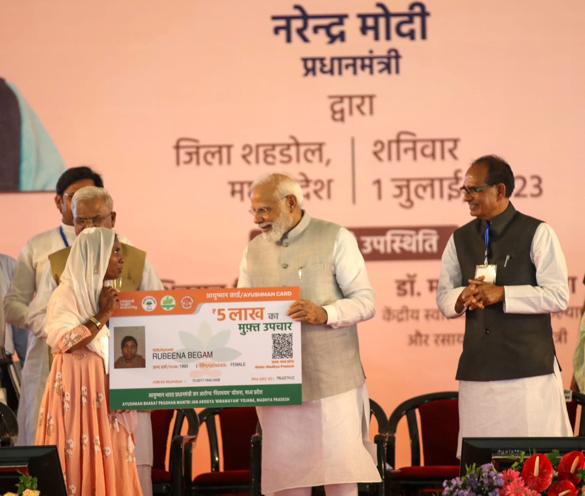 CMMadhyaPradesh's tweet image. माननीय प्रधानमंत्री श्री @narendramodi जी ने शहडोल जिले के लालपुर में आयोजित समारोह में हितग्राहियों को आयुष्मान कार्ड  प्रदान कर मध्यप्रदेश के लिए 1 करोड़ पीवीसी आयुष्मान कार्ड के वितरण कार्यक्रम का शुभारंभ किया।  

#जनजातीय_समाज_मोदी_के_साथ 
#AyushmanBharat