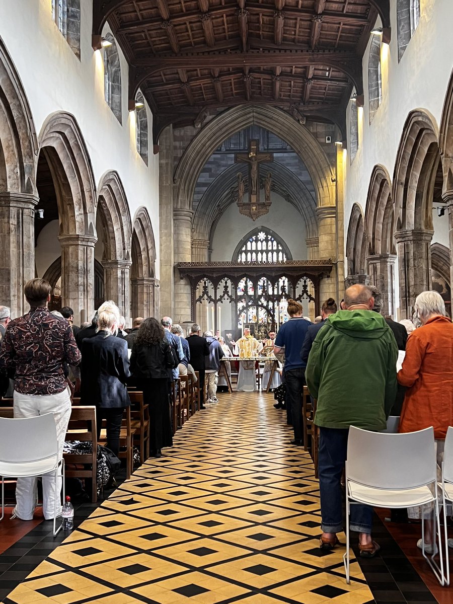 Bore ddelfrydol yn y Gadeirlan yn dathlu ordinasiwn Helen, Selwyn, Andy, Glenys a Josie A joyous morning at Cadeirlan Deiniol Sant celebrating the #ordination of Helen, Selwyn, Andy, Glenys and Josie