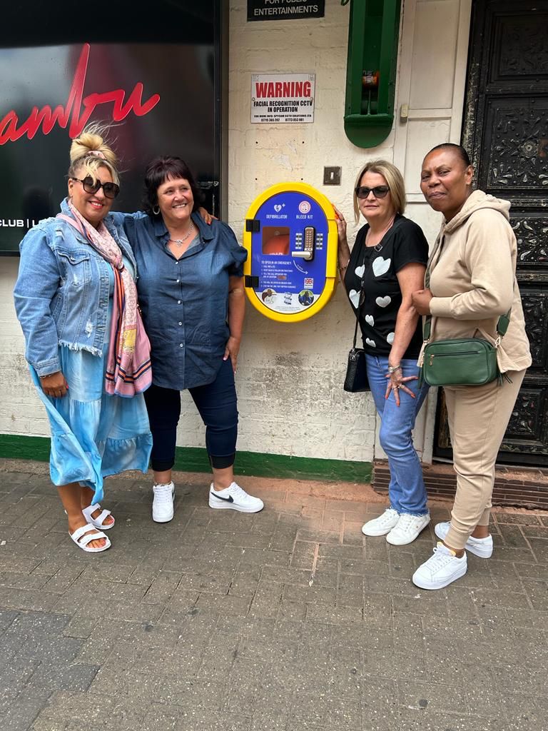 A defib and bleedkit combined is now situated at Bambu B'ham🩸

Barrington did alot in the community and his wife Tracey is continuing the good work they both did, well done Tracey, what a lovely tribute to a lovely man ❤️

@lynnebaird8 @TheDanielBaird1 @Traceyjayp_ @AdamLocal