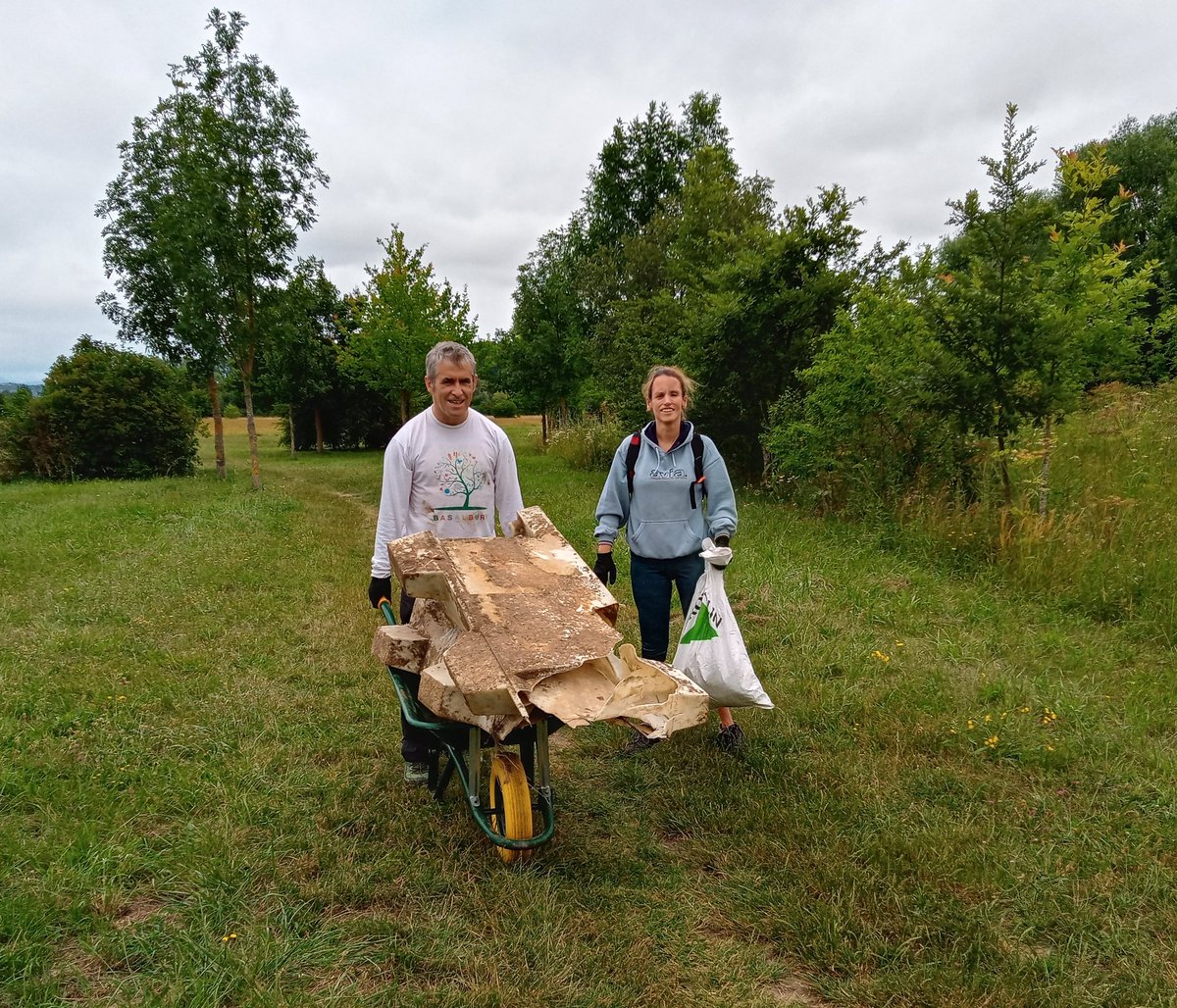 500 m limpios de basura en una bonita mañana de limpieza en el río Errekaleor. Gracias #Salburua, <a href="/PECSalburua/">PECsalburua</a> y <a href="/Salb_Burdinbide/">Salburua Burdinbide</a> 
#SalburukoJaiak2023