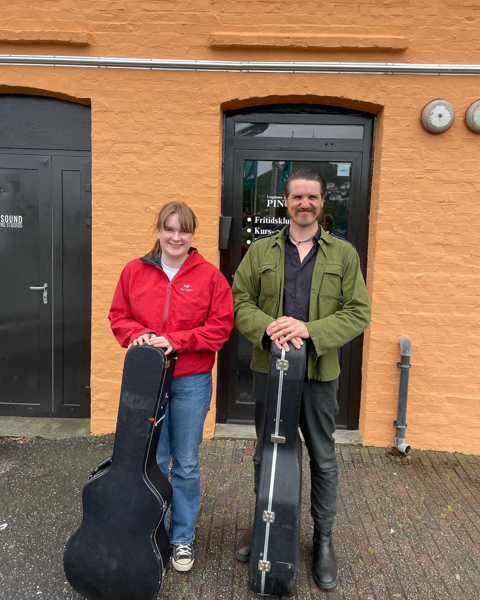 Vi er i Egersund og i kveld skal vi spille på Tools-scenen klokka 20! Jeg og Dag har split-gig, og kanskje vi tar et par låter sammen på slutten😎 Jakob skal og være med, han tok bildet. Vi gleder oss!