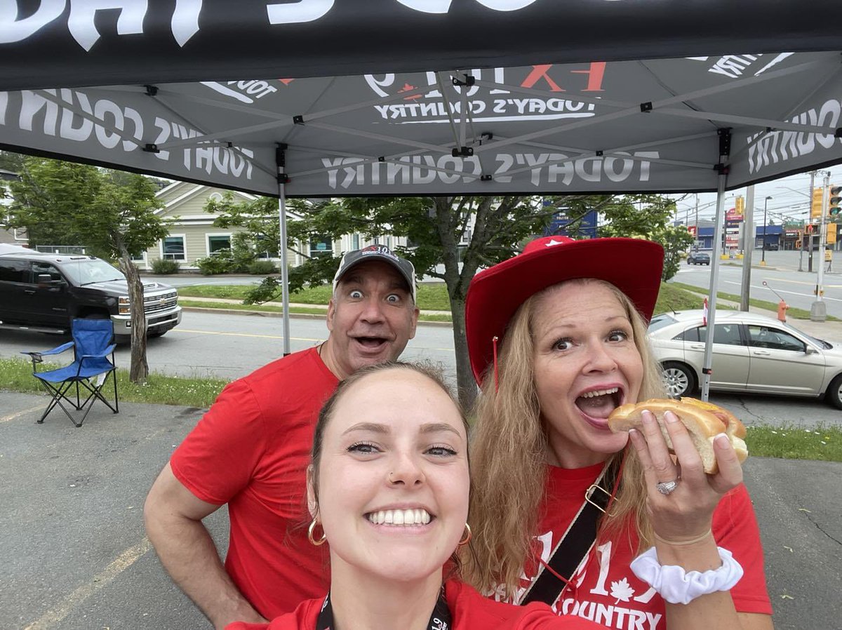 FX1019's tweet photo. Come on out to say hi to MJ, Frankie, Jody and I at the Knox United Church today for a BBQ sponsored by the SBD Parent’s Association starting now! Hot dogs and drinks by donation! Don’t miss it! 🌭🥤🤠 #KnoxUnitedChurch #FX1019 #899TheWave #LiveOnLocation #FUNseeker https://t.co/UKhrFbqKM7
