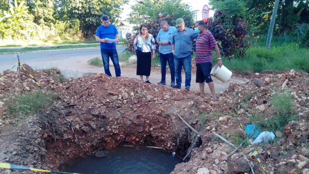 #AHORA | Recorren las máximas autoridades de #LaHabanaDeTodos, el primer secretario del PCC, <a href="/torres_iribar/">Luis Antonio Torres Iribar</a>, y la Gobernadora, <a href="/YanetHzP/">Yanet Hernández Pérez</a>, instituciones y comunidades de la provincia.

#GobiernoDelPueblo 
#Cuba