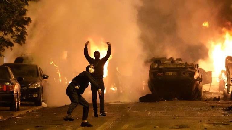Volle Soli mit der Jugend Frankreichs, nur Verachtung für Macron, und auch etwas Neid auf die dortige Demonstrationskultur ❤️🖤

Solidarité totale avec la jeunesse de France, que du mépris pour Macron, et aussi un peu de jalousie pour votre culture de la manifestation!