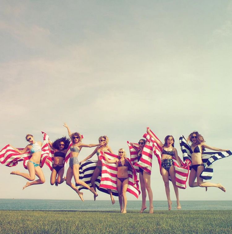 Hope your holiday weekend is full of as much fun as @taylorswift13's iconic #4thOfJuly parties 🇺🇸🥳