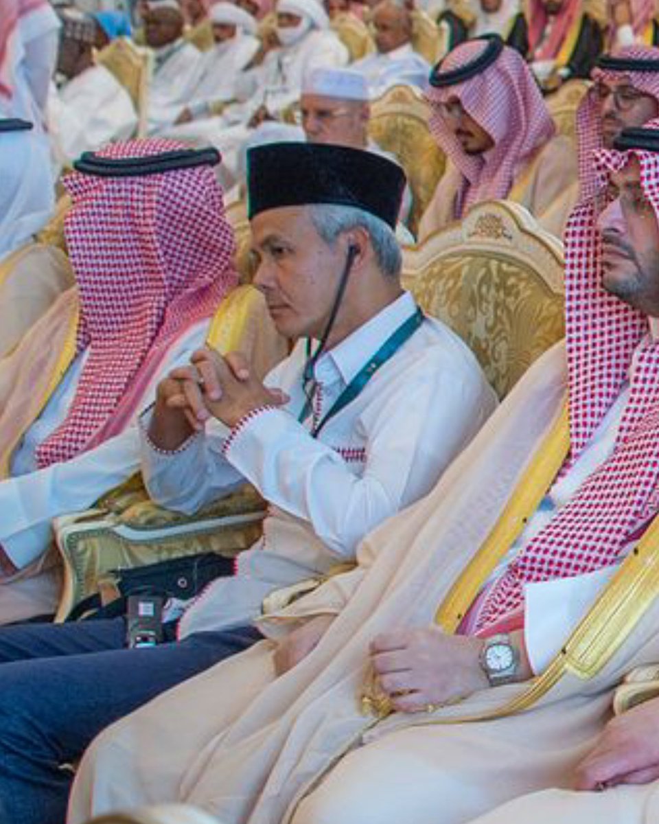Borneo0208's tweet photo. @ch_chotimah2 Yang satu lg salaman, satu lg cuma nonton doank sambil sedikit cembeyut.

MBS rupanya tau...nggak mau salaman sama hobby nonton bokep, najis kali yah... https://t.co/emdm9pYbgn