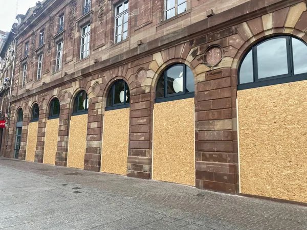 CerfiaFR's tweet photo. 🚨🇫🇷 FLASH | Malgré les soldes, les commerces de #Strasbourg sont appelés à fermer. 

👉 Les transports en commun sont aussi arrêtés.

[Paola Guzzo] #Émeutes https://t.co/T1LHiu7sp3
