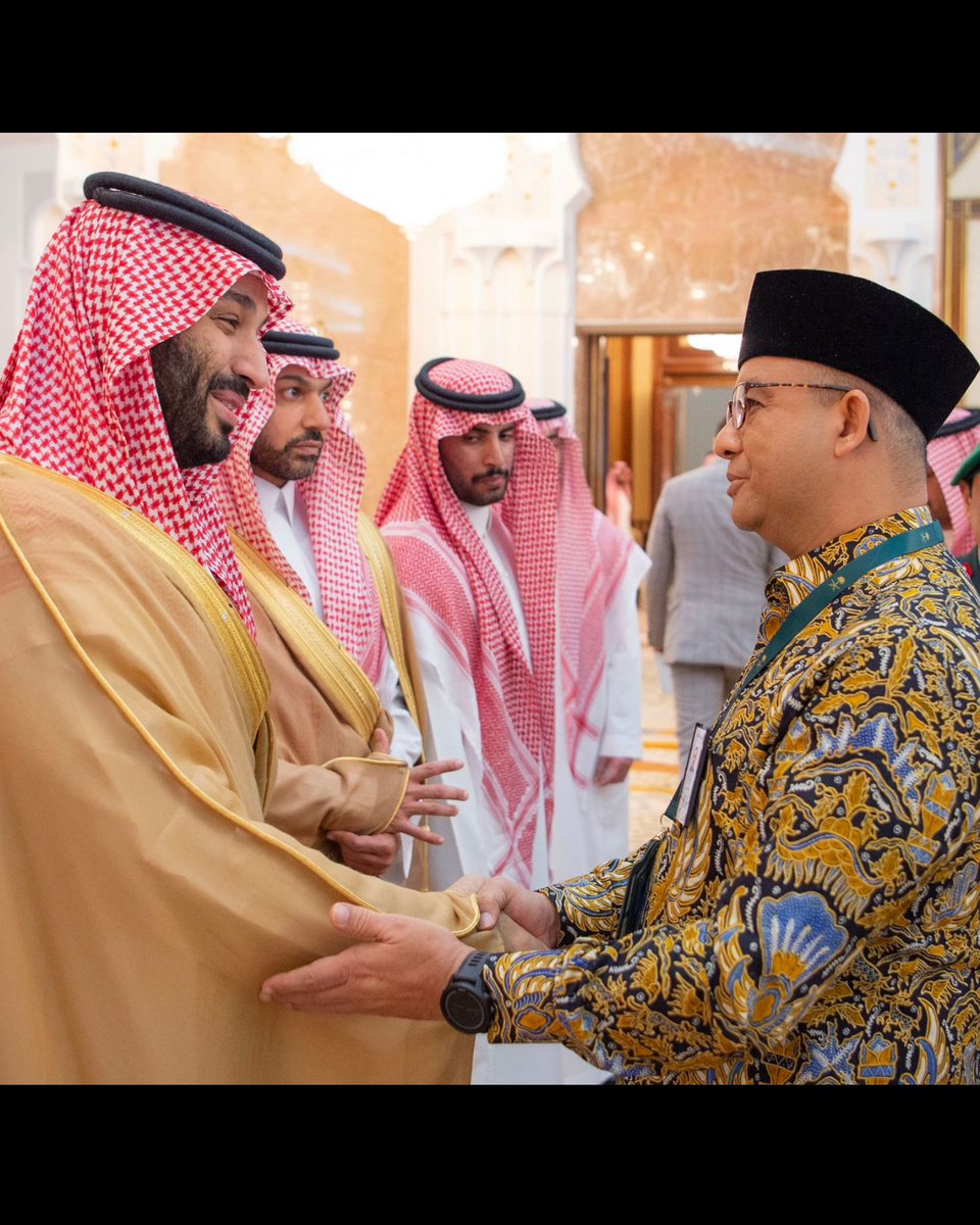Borneo0208's tweet photo. @Dennysiregar7 Yang satu lg salaman, satu lg cuma nonton doank sambil sedikit cembeyut.

MBS rupanya tau...nggak mau salaman sama hobby nonton bokep.

Najis kali yah? https://t.co/zGiNkZuXBM