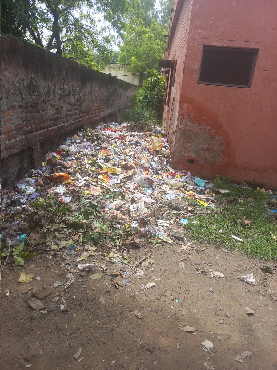 ShekharThakurG's tweet photo. @CMOfficeUP @brajeshpathakup @dmgbnagar @OfficialGNIDA  आप सभी माननीय से आग्रह है की स्वास्थ्य केंद्र को तो स्वच्छ रखिये, पिछले वर्ष आप लोगो ने कुछ समय के लिये साफ तो कर दिया लेकिन पुनः आप लोगो से इसी स्थान को कूरा घर बना दिया
यह दुर्दशा बिसरख प्राथमिक स्वास्थ्य केंद्र का है https://t.co/Ei5njHWm8Q