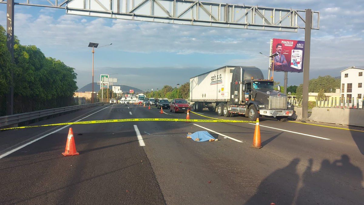 Contacto10Noti's tweet photo. Terrible ⚠️ Se registra fatal accidente en la Autopista #México_Pachuca a la altura de San Carlos, Ecatepec. El motociclista Jorge Sauli de 22 años, habitante de los Héroes Tecámac, perdió la vida al ser atropellado por un tráiler. Tras el incidente, se registró carambola. https://t.co/i8lyOXnm7T