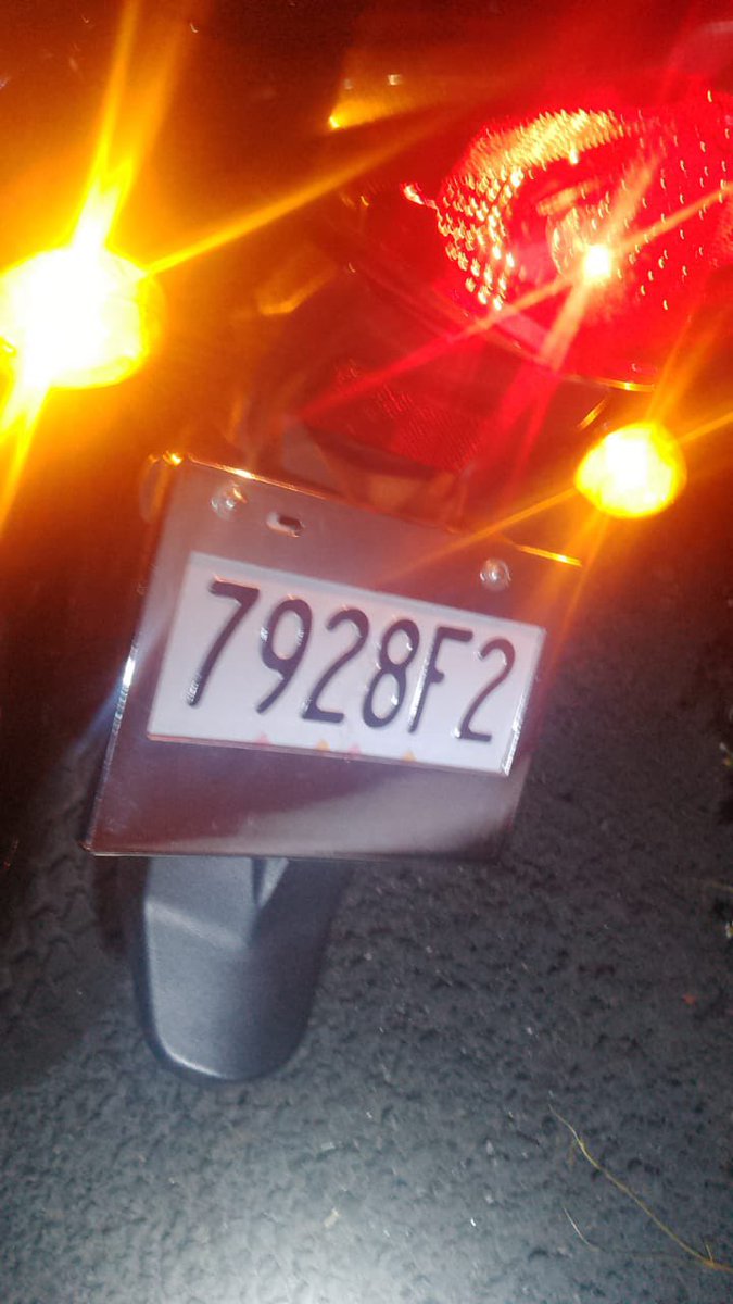 Contacto10Noti's tweet photo. Terrible ⚠️ Se registra fatal accidente en la Autopista #México_Pachuca a la altura de San Carlos, Ecatepec. El motociclista Jorge Sauli de 22 años, habitante de los Héroes Tecámac, perdió la vida al ser atropellado por un tráiler. Tras el incidente, se registró carambola. https://t.co/i8lyOXnm7T