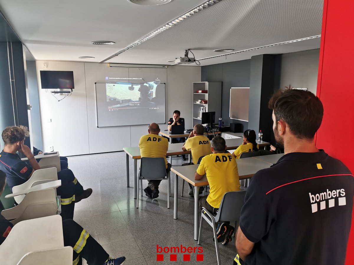 bomberscat's tweet photo. Avui a la #REGirona, #bomberscat hem continuat les pràctiques conjuntes amb @sfadfcat de Montagut i la Vall de Bianya, Montcal i la d'Argelaguer, Besalú, Sant Ferriol amb una pràctica a Olot. Hem treballat operativa i sincronització del treball conjunt en una primera intervenció. https://t.co/BoshdqhtXd