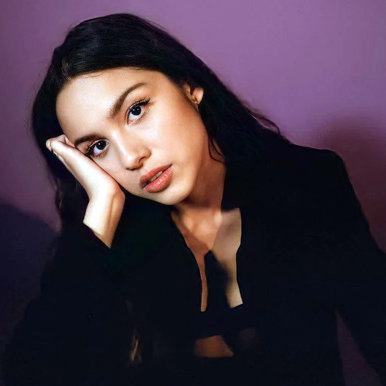 bchartsnet's tweet photo. Debutando no TOPO do chart Global, "Vampire" de Olivia Rodrigo (9.79M) conquista a maior estreia para uma música solo feminina no Spotify em 2023, superando "Flowers" de Miley Cyrus (7.71M). https://t.co/1L8eY7bZFQ