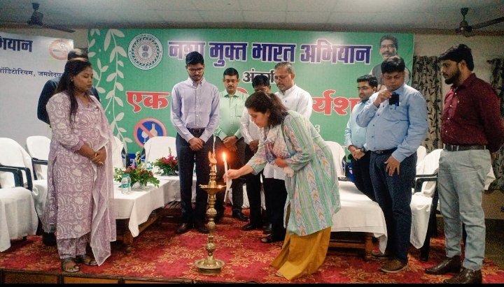 DCEastSinghbhum's tweet photo. नशा मुक्ति भारत अभियान को लेकर जिला स्तरीय कार्यशाला आयोजित की गई। नशाखोरी व्यक्तिगत नहीं बल्कि सामाजिक समस्या बन गई है जिससे हम सभी को मिलकर लड़ना है । जिले वासियों से अपील है कि आपके पास नशा विक्रताओं की जानकारी हो तो नजदीकी थाना या प्रशासन के अधिकारियों को इसकी सूचना दें। https://t.co/hLOKoHnTni