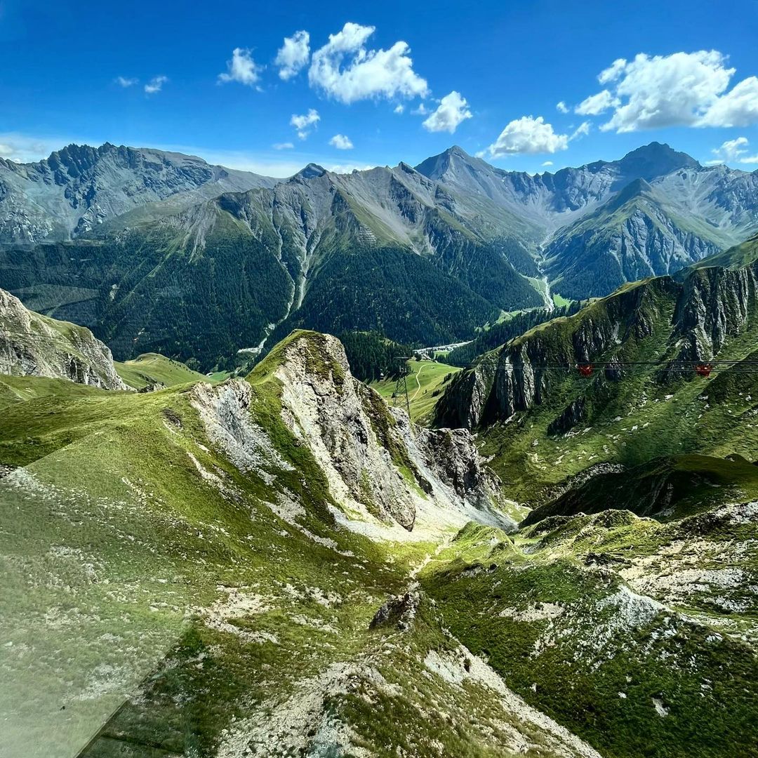 Ready for some fun summer hikes? ☀ 🏃

📸: @alpchaletbellevue 

#samnaun #graubunden #visitgraubunden #swisstravel #adventuretravel #Switzerland #swissalps #naturephotography