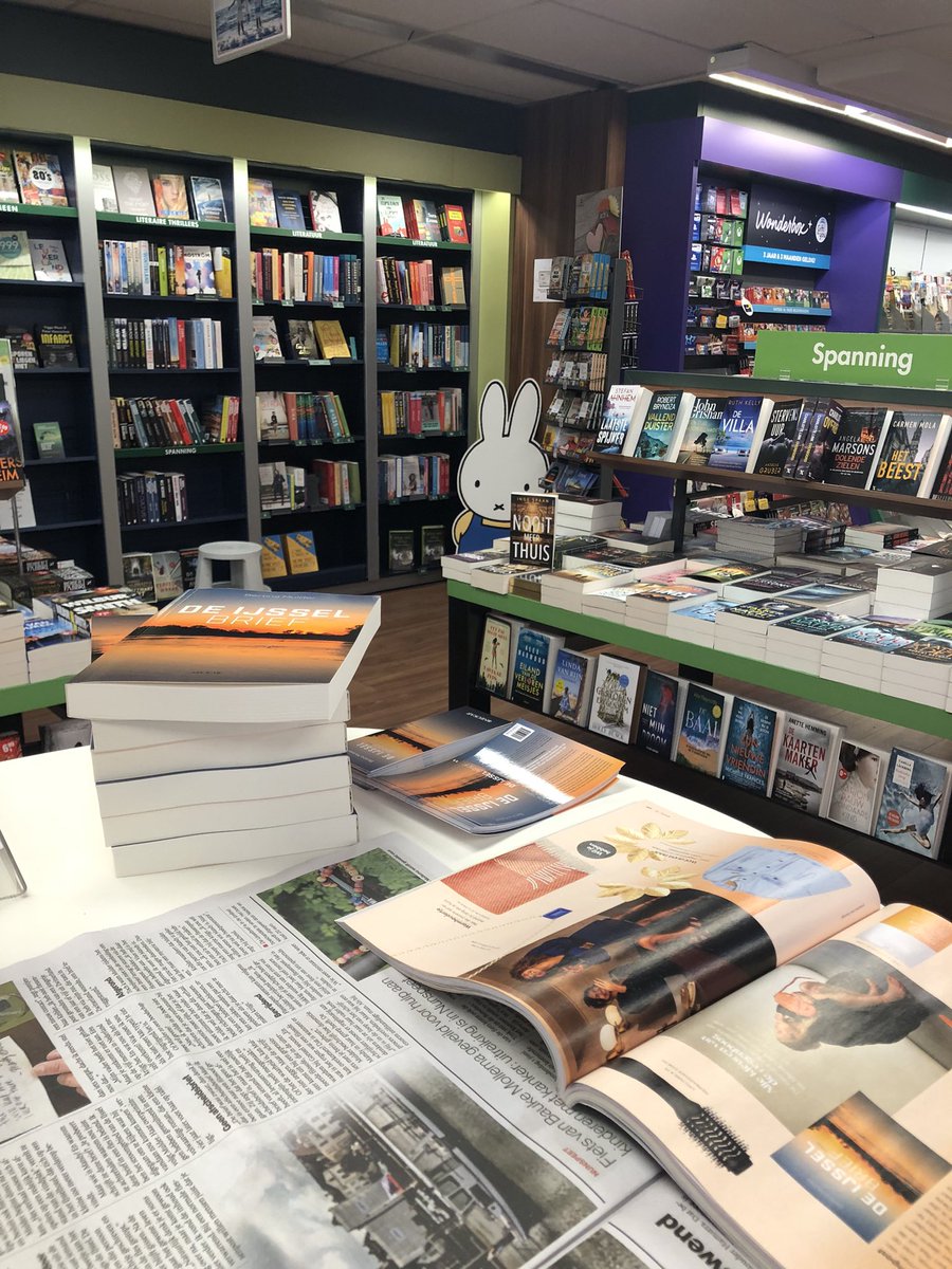 Bertina's tweet photo. Gezellig signeersessie, met leuke gesprekken over het verhaal en goede verkoop bij The Read Shop in Epe.
#deijssel #ijssel #thereadshop #signeersessie #flessenpost #deijsselbrief @UitgeverNeckar #thereadshopepe #readshop #epe https://t.co/5Atnr2lOzc