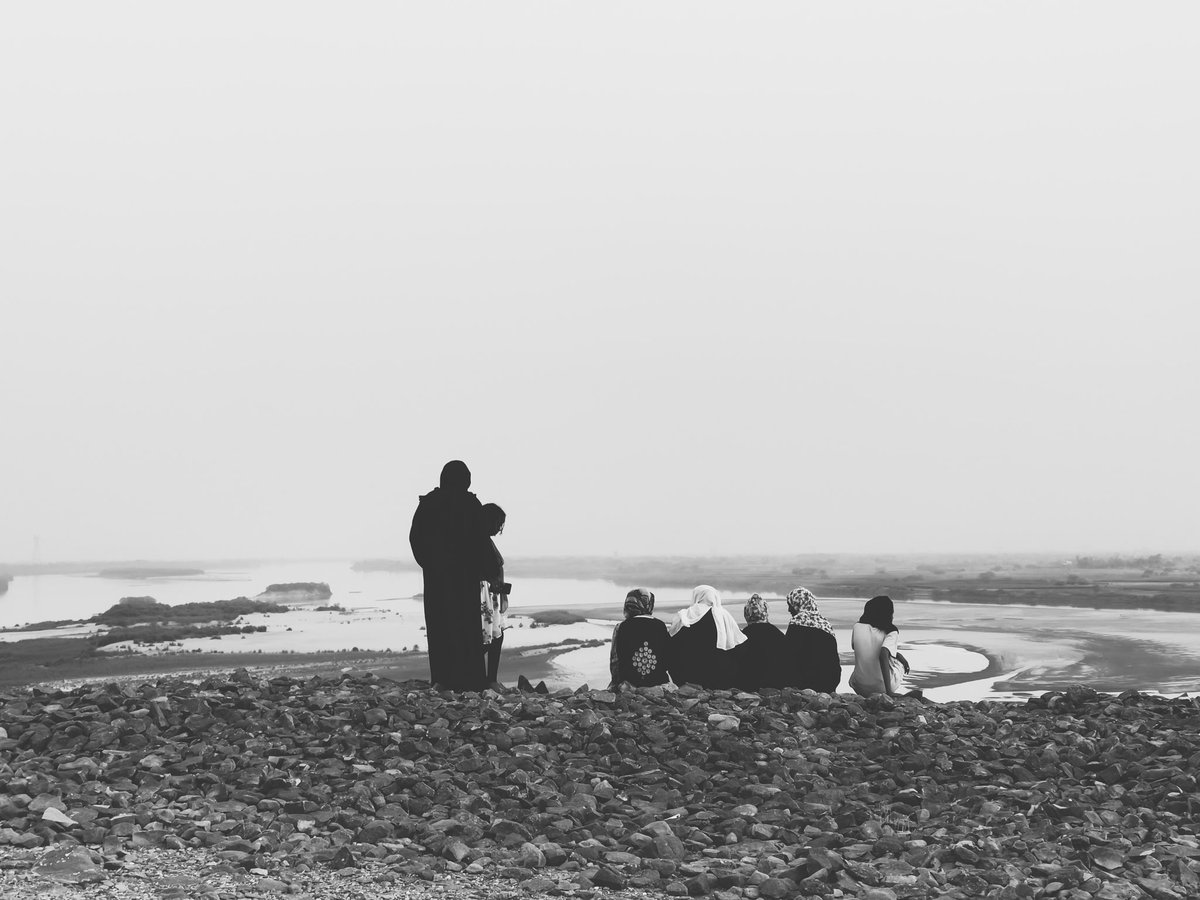 mazinalrasheed's tweet photo. البحث عن شبكة 
اكتر من شهر بدون اتصال مع العالم الخارجي قضيناها في السروراب، بنسمع الاخبار من التلفزيون او من الناس المشت حتات فيها شبكة و جات تاني، كانت بتظهر عندنا شبكة لكن بطريقة عشوائية جدا جدا ، انت عندك و الجنبك ما عنده ، و في مناطق غريبة في الحلة ، او فوق جبل الشيخ الطيب… https://t.co/k2raR1jxHJ