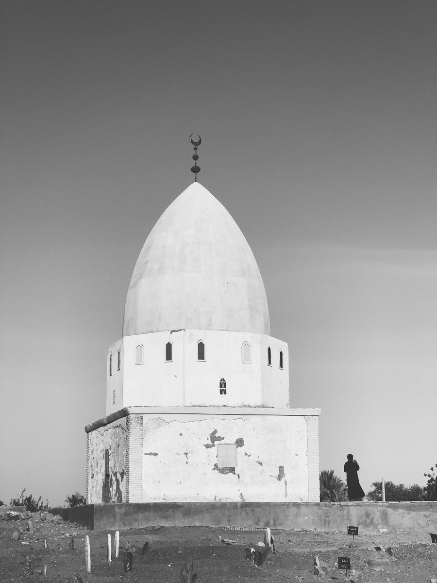 mazinalrasheed's tweet photo. البحث عن شبكة 
اكتر من شهر بدون اتصال مع العالم الخارجي قضيناها في السروراب، بنسمع الاخبار من التلفزيون او من الناس المشت حتات فيها شبكة و جات تاني، كانت بتظهر عندنا شبكة لكن بطريقة عشوائية جدا جدا ، انت عندك و الجنبك ما عنده ، و في مناطق غريبة في الحلة ، او فوق جبل الشيخ الطيب… https://t.co/k2raR1jxHJ