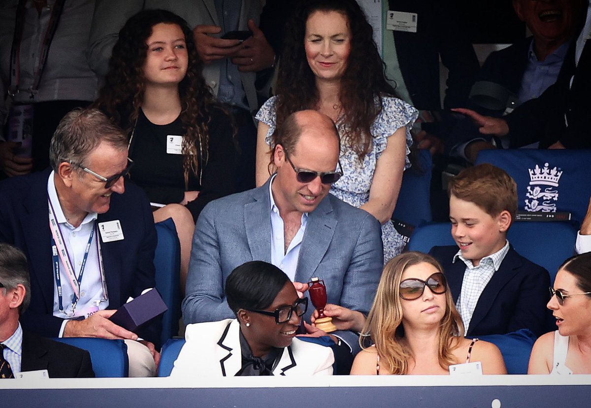 We’ll have that back thanks fellas… @gettyimages @gettysport #ashes <a href="/KensingtonRoyal/">The Prince and Princess of Wales</a>