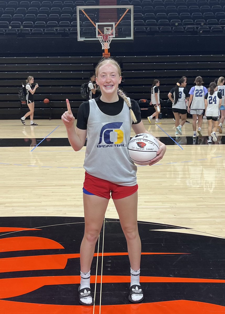 Had a 𝐆𝐑𝐄𝐀𝐓 time at Oregon State camp! Team bonding was 🔥 𝐎𝐀𝐊 𝐑𝐈𝐃𝐆𝐄 went 7-0 in the top bracket! My goal was to win the three point contest and I made it happen! The final round went 21 for 23 in one minute! In 1v1 competition made top 10. Thank you <a href="/BeaverWBB/">Oregon State WBB</a>! ❤️🏀