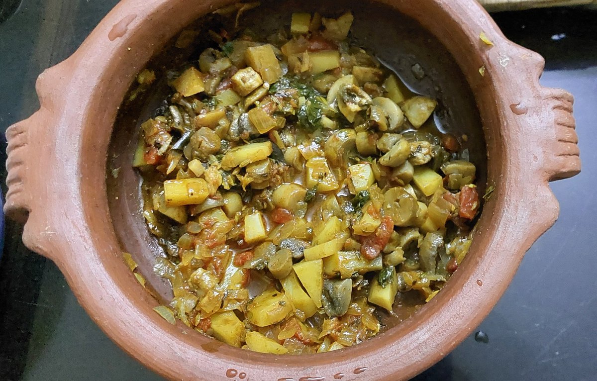 Today's dinner:
FingerMillet (Ragi) roti with mushroom-potato curry 🍛 
#InternationalYearofMillets 
#HealthyEating 
#healthyindia