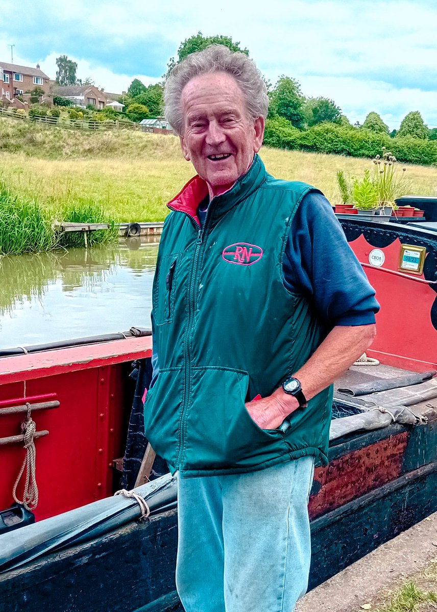 @FoxNarrowBoats @PaulaSyred This chap remembers you well - he said your Dad drove him car onto the River in winter when it was frozen & couldn't get it off.

He was a very nice chap.