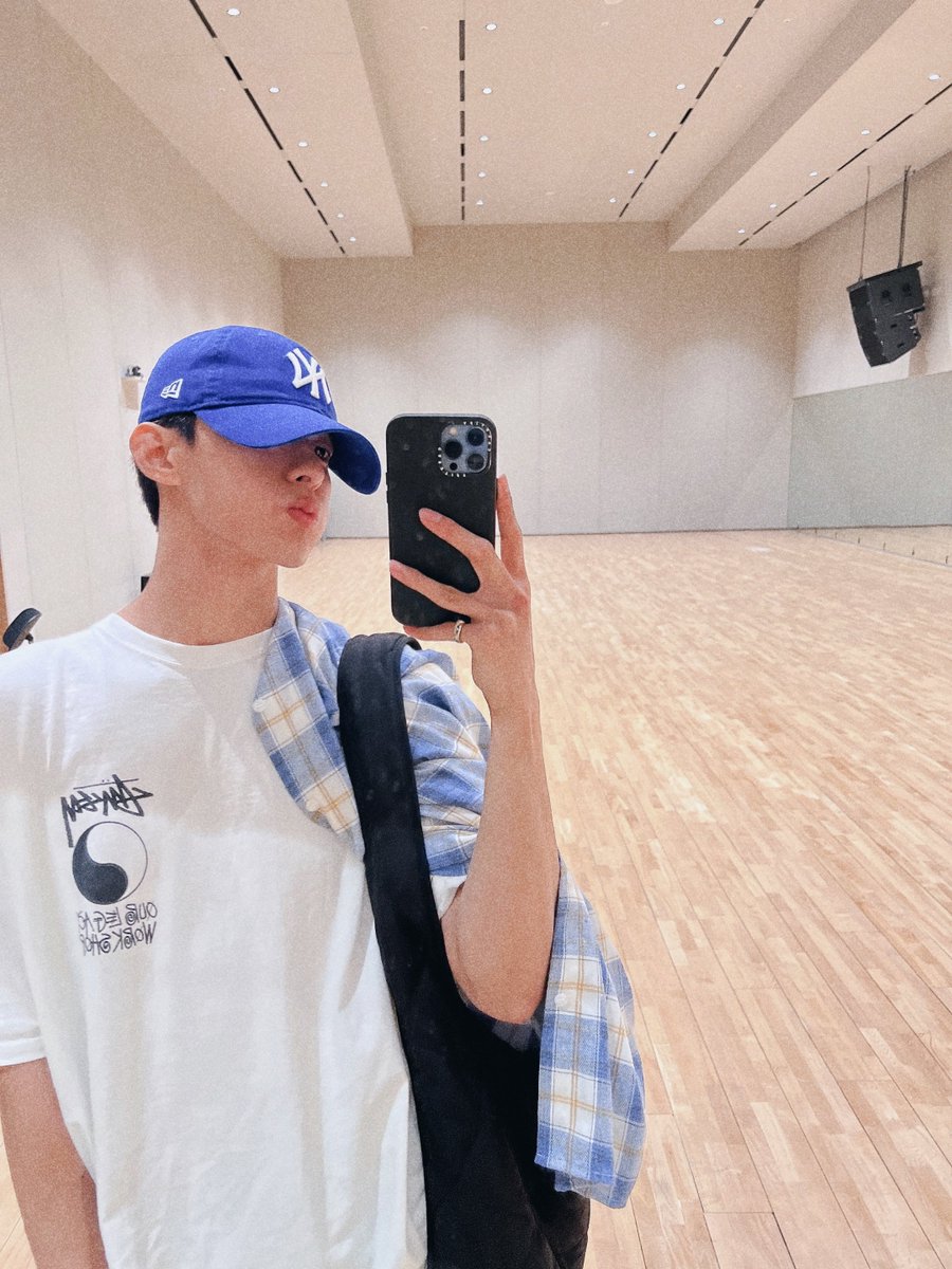 sounds_of_cheol's tweet photo. dokyeom 🤍💙 https://t.co/BxA3dmhyx1