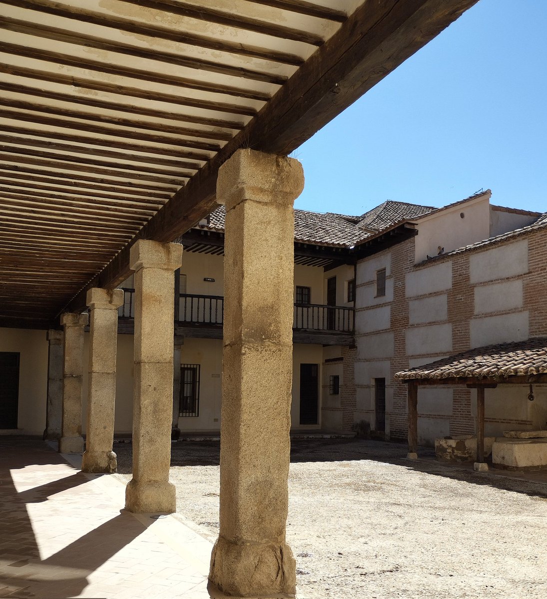 Buenas tardes, antiguo patio de estudiantes, la vida en la Universidad de Alcalá, la primera de la Edad Moderna... #experiencias de Alcalá de Henares #AlcaláEnamora #DéjateLlevarAlcalá #turismocultural 🏛️ 🙋#visitasguiadas 👉 @AlcalaTurismoY_ #España 📸 #Spain