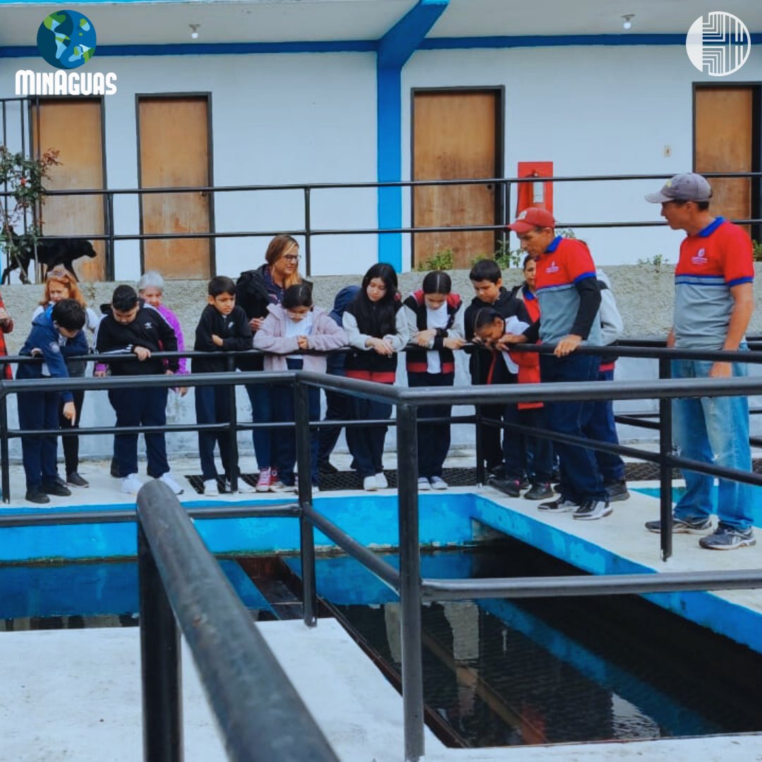 hidroven_ve's tweet photo. #EsNoticia Alumnas y alumnos de la Unidad Educativa Santa Marta visitaron la Planta Potabilizadora Los Teques, Mcpio. Guaicaipuro, donde visualizaron  el proceso de potabilización.

@NicolasMaduro @RMarcoTorres @harolclemente

Hidrocapital una herramienta de la Revolución 💦 https://t.co/38IZgu9a9z