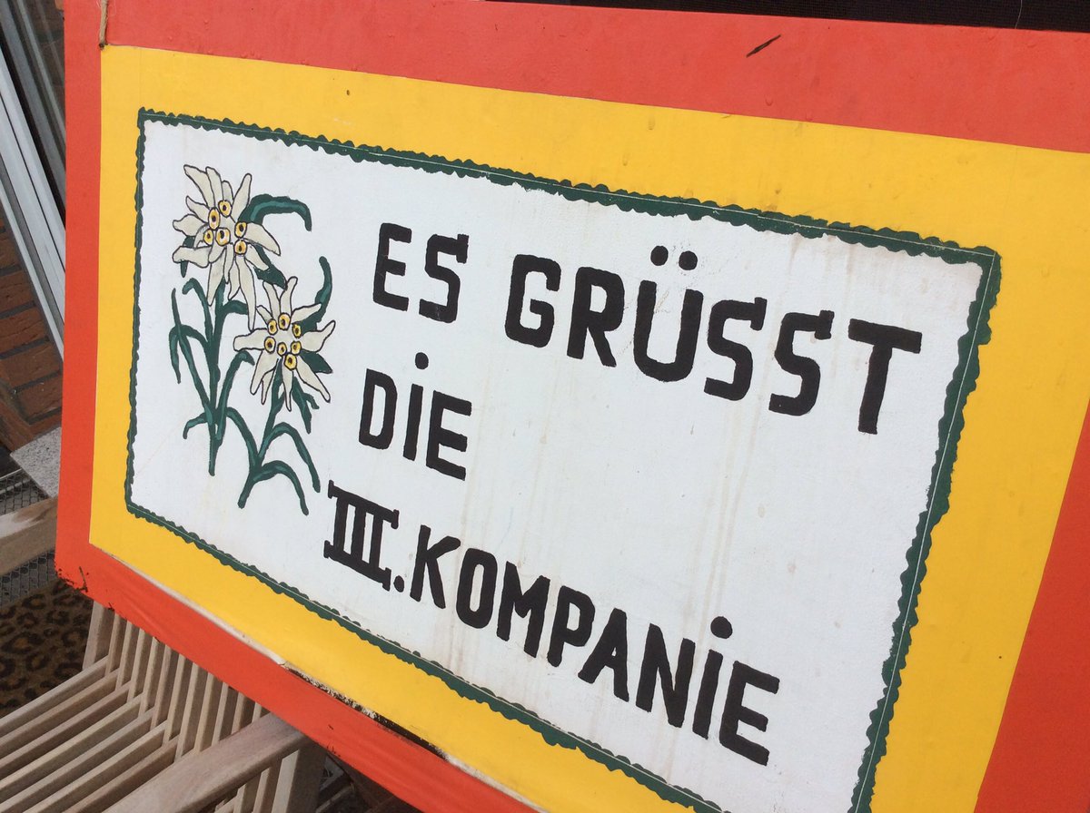 kindtspech's tweet photo. Beides im Regen gefunden. Hinter dem Strom Kasten.
???
#Lipperode #Schützenfest #DritteKompanie #Edelweiß #Obolus
Was bedeutet das?
Und was hat das #projekt55 damit zu tun?
??? https://t.co/WJ7e5ofyrR