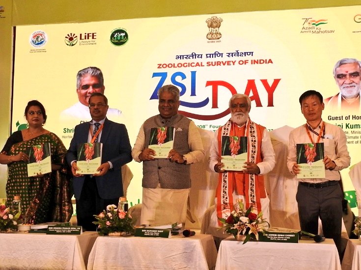 bsi_moefcc's tweet image. #PlantDiscoveries2022 released by HMoEFCC Shri @byadavbjp ji,  HMoS @moefcc @AshwiniKChoubey and Shri C.P. Goyal, DG Forest &amp;amp; Special Secretary  during the inaugural session 108th foundation day of @ZoologicalI at Kolktaa on 1st July 2023. 
Details : thehindu.com/news/national/…