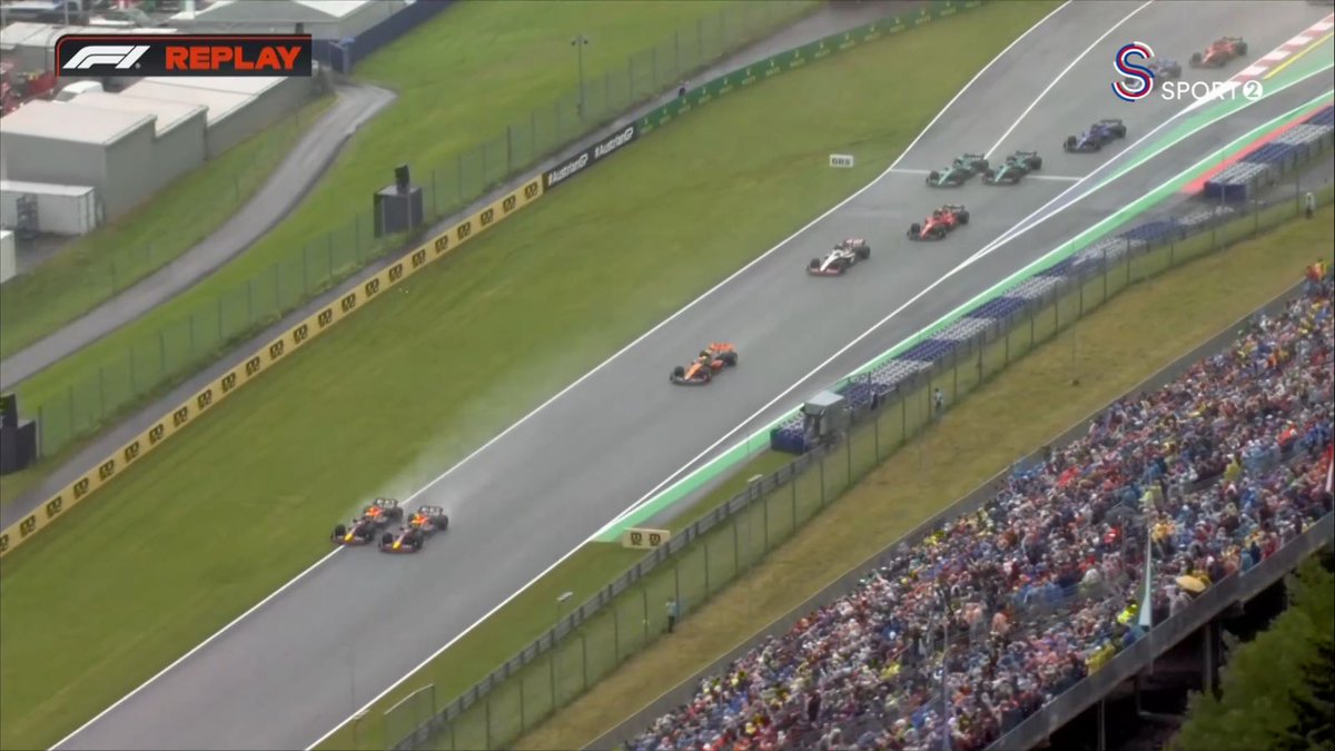 📻 Max Verstappen: 'Beni pist dışına itti! ****!'

📻 Sergio Perez: 'Max'in sorunu ne??'

#F1Sprint #AustrianGP