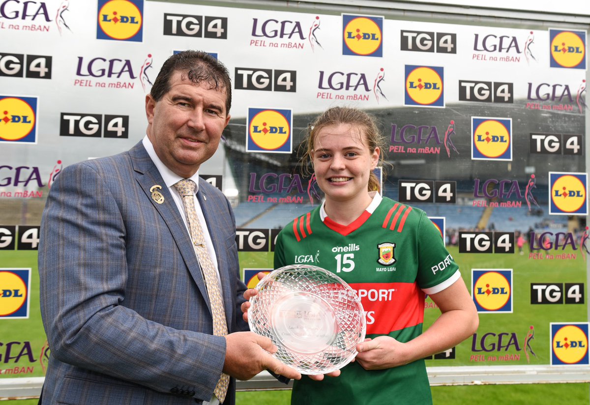 LadiesFootball's tweet image. 🏅Sinéad Walsh receives the Player of the Match award from Mícheál Naughton, Uachtarán LGFA, following the 2023 TG4 All-Ireland Ladies SFC Round 3 fixture between Mayo and Laois!

#ProperFan