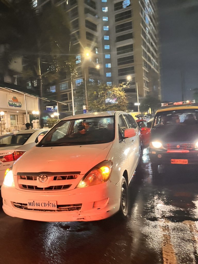 rasikashinde17's tweet photo. Unwanted traffic by penensula hotel sion opposite to movie max @MTPHereToHelp https://t.co/0O1hd9SAE5
