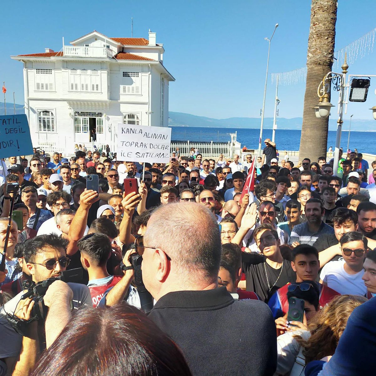 Mudanya’da sığınmacıların Türk halkını tacizlerini basın açıklaması ile protesto ettik. Mudanya gençliği basın açıklamasına kitlesel katılım sağladı. Türk kadınlarına kafir cariye muamelesi yapmaya yeltelenenler bilsinler ki, cennet Türkiye’yi kendileri için cehennem yapmayı da