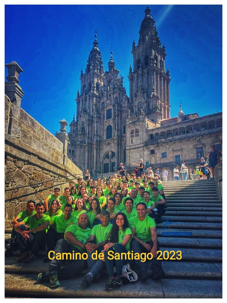 CSJVillafranca's tweet photo. Un clásico ver esta estampa en las inmediaciones de la #CatedraldeSantiago 
Hoy es día espléndido para disfrutar de la ciudad que les acoge. 
#CaminodeSantiago2023 
#colegioSanJoséVillafranca 
#muchomásqueunColegio 
@PeregrinusSJ @educsi @ArchiMridaBadaj https://t.co/I5oMeVvwiD