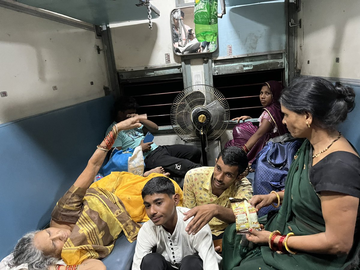 Sadbhawna1998's tweet image. Hello  @RailMinIndia @AshwiniVaishnaw  @narrnourr  @PiyushGoyal  mera train no. 22182 aaj sham ko 5.45pm Hazrat Nizamuddin se Jabalpur ja rhi hai ,  humara reservation hua h coach s6 me sleeper mai , abhi raat k 8.07pm hai still koi TC yha pr nhi aaya h or bheed ese hui hui hai