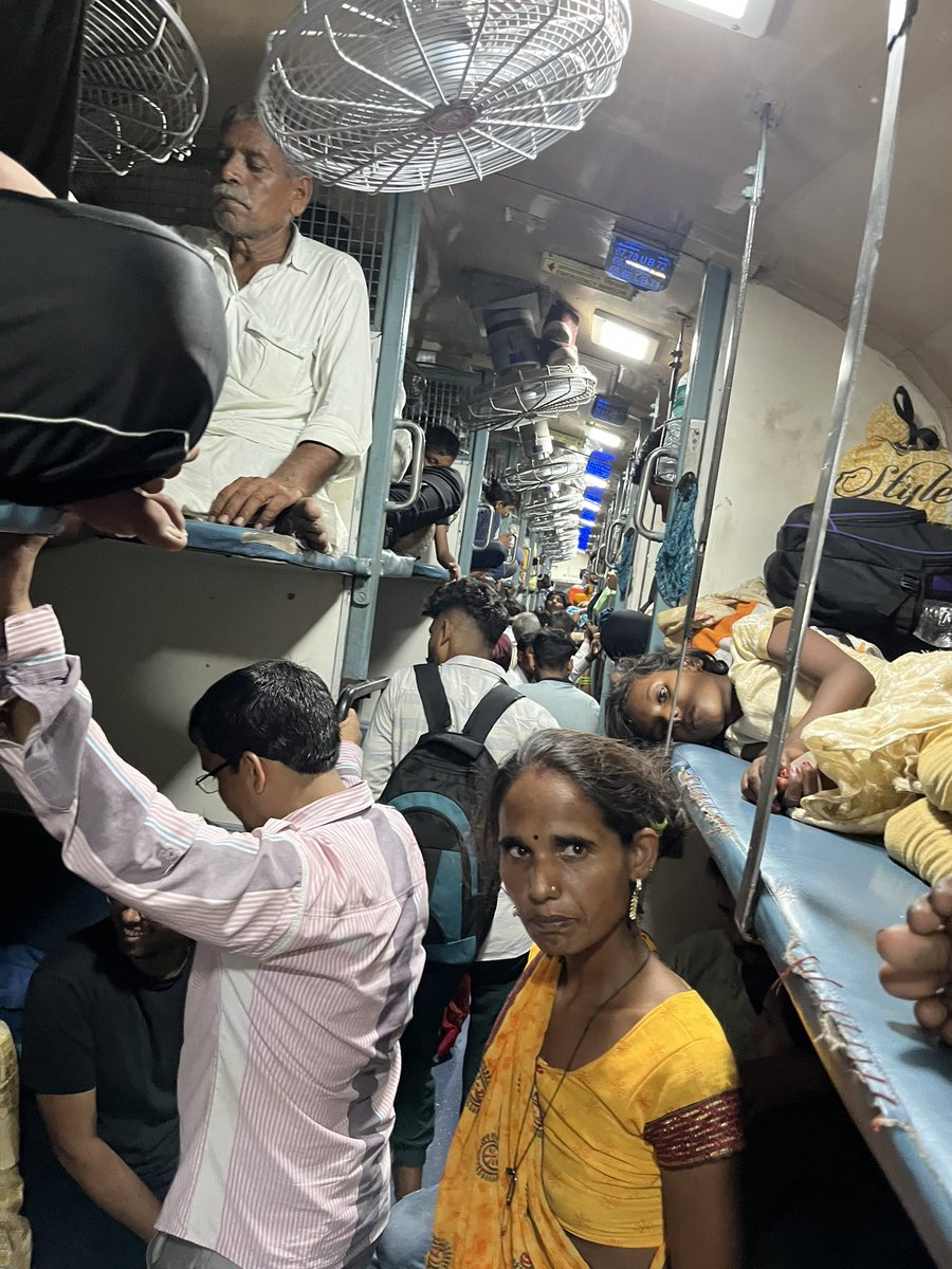 Sadbhawna1998's tweet image. Hello  @RailMinIndia @AshwiniVaishnaw  @narrnourr  @PiyushGoyal  mera train no. 22182 aaj sham ko 5.45pm Hazrat Nizamuddin se Jabalpur ja rhi hai ,  humara reservation hua h coach s6 me sleeper mai , abhi raat k 8.07pm hai still koi TC yha pr nhi aaya h or bheed ese hui hui hai