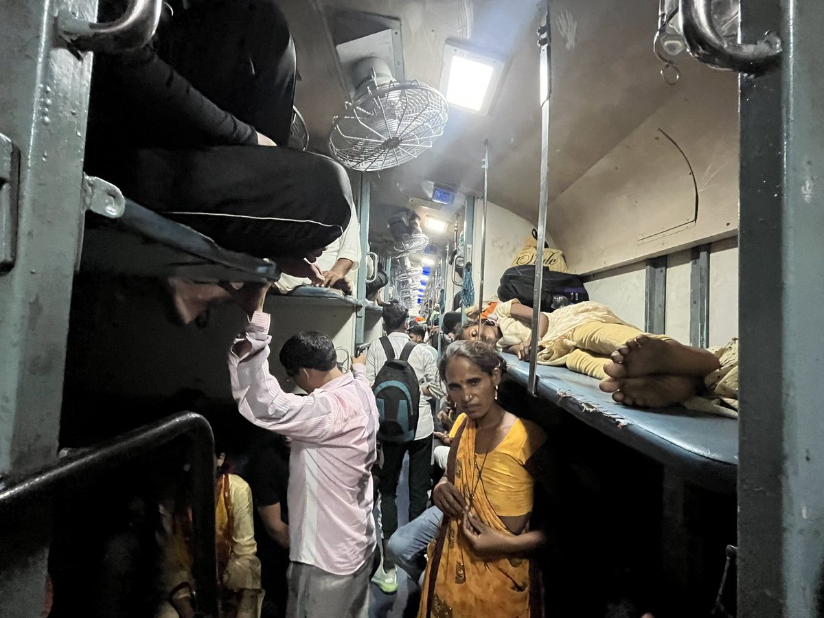 Sadbhawna1998's tweet image. Hello  @RailMinIndia @AshwiniVaishnaw  @narrnourr  @PiyushGoyal  mera train no. 22182 aaj sham ko 5.45pm Hazrat Nizamuddin se Jabalpur ja rhi hai ,  humara reservation hua h coach s6 me sleeper mai , abhi raat k 8.07pm hai still koi TC yha pr nhi aaya h or bheed ese hui hui hai