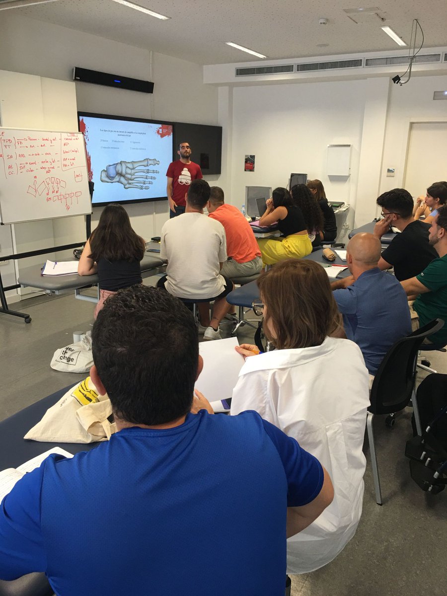 terapiamanualUE's tweet photo. Seminario de Terapia manual en las disfunciones de tobillo y pie con el profesor Andrés Quevedo (@anddrely) en el Máster Oficial de Terapia Manual Ortopédica en el Tratamiento del Dolor de la @UECanarias 🇮🇨 https://t.co/WlS2L9JdqH