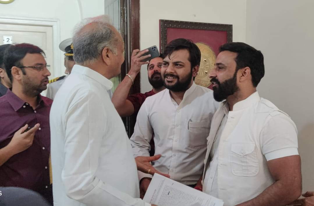 bharatbeniwal_'s tweet photo. पिछले दिनों CHO का 4800 पे ग्रेड के अंतर्गत रखते हुए इंडिया लेवल पर कैडर बनाने और हाल ही में सी एच ओ को मिल रहे सैलरी और इंसेंटिव को मर्ज या तो पूरी सैलरी और इंसेंटिव देने या फिर सभी राज्यों के हिसाब से उनकी सैलरी प्लस इंसेंटिव में मर्ज करने की मांगों को लेकर 6 राज्यों के मुख्यमंत्रियों मुख्यमंत्री हरियाणा मनोहर लाल खट्टर जी, मुख्यमंत्री पुष्कर सिंह धामी जी, मुख्यमंत्री अशोक गहलोत जी मुख्यमंत्री, शिवराज सिंह चौहान जी ,मुख्यमंत्री भूपेश बघेल जी और केंद्रीय मंत्री नितिन गडकरी जी से मुलाकात कर पत्र लिखने का आग्रह किया था जिनमें से 4 मुख्यमंत्रियों द्वारा भारत सरकार को पत्र लिखे जा चुके हैं, नितिन गडकरी जी से खुद पत्र लिखने और महाराष्ट्र के मुख्यमंत्री जी से पत्र लिखवाने मुलाकात की थी साथ ही अब कल रविवार से सभी सांसदों से केंद्रीय चिकित्सा मंत्री को पत्र लिखवाने के लिए अभियान चलाया जा रहा है सभी राज्यों के 101 सांसदों से पत्र केंद्र सरकार को लिखवाने का काम करेंगे I
जल्द ही हमारी सभी मांगें पूरी होंगी क्योंकि जो भी काम पूरी मेहनत से किया जाता है वह जरूर सफल होता है उम्मीद है कम्युनिटी हेल्थ ऑफिसर को जल्द ही खुशखबरीया मिलेगी I
#bharatBeniwal