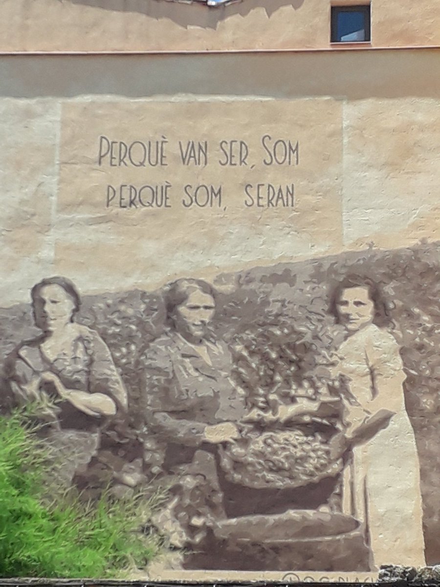 He vist aquest mural en una casa de #Falset i m' ha semblat meravellós. 💚💜