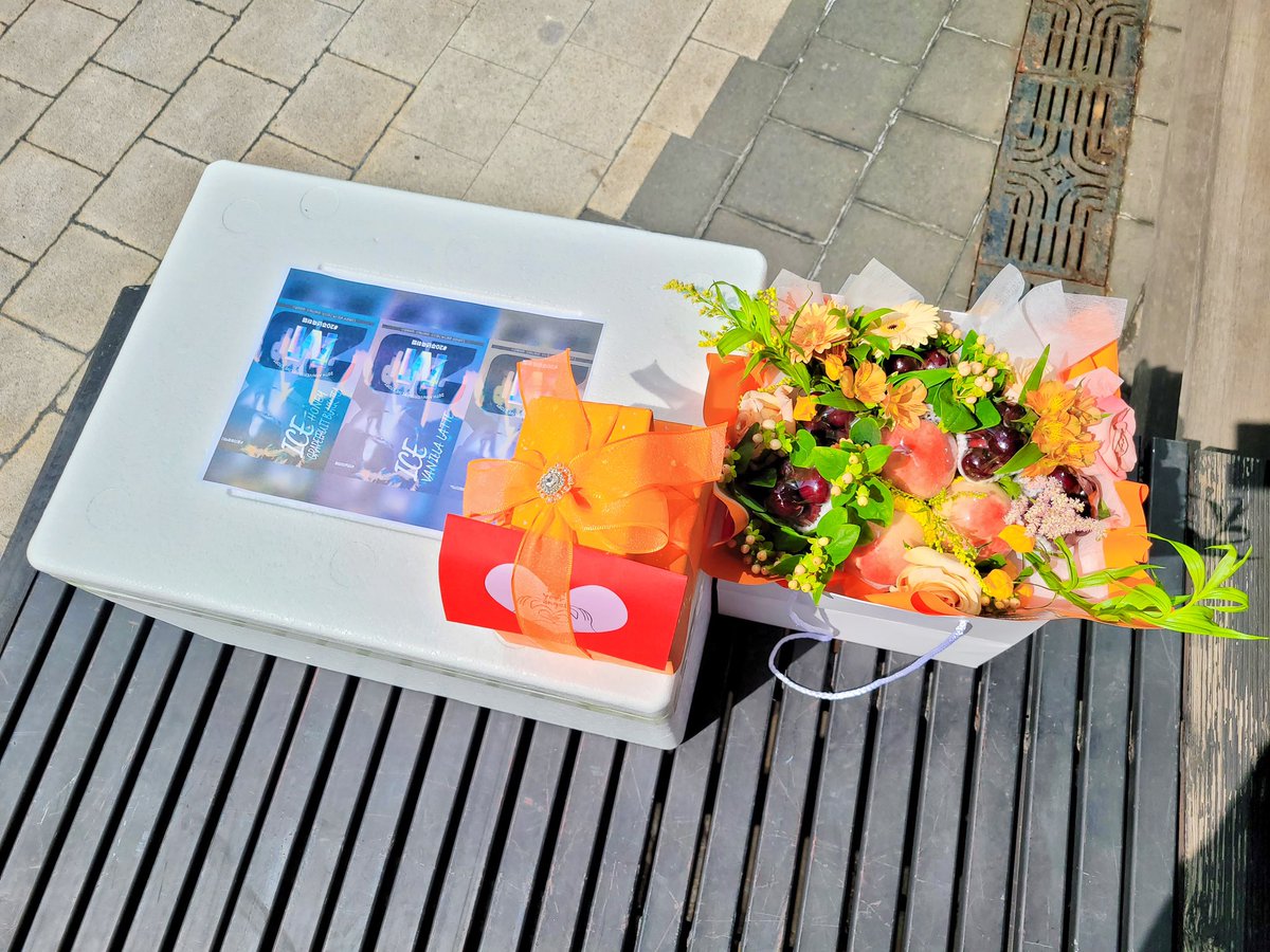 안녕하세요, 신화로운 귤밭기획 입니다 :)

저희 귤밭기획 이벤트 조공팀은 솔로 20주년을 맞이하는 이민우님의 멋진 공연에 힘을 보태고자 조그마한 선물을 준비했습니다 :)

항상 멋진 음악과 무대로 우리를 감동시키는 사랑스러운M 이민우님의 꽃길을 언제나처럼 응원하겠습니다♡